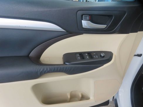 Used 2016 Toyota Highlander XLE FWD image 14