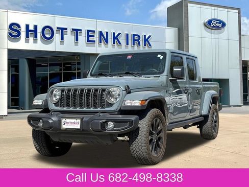 Used 2025 Jeep Gladiator Sport AWD/4WD image 3