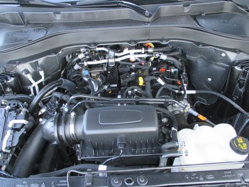 Used 2024 Ford Explorer XLT AWD/4WD image 25