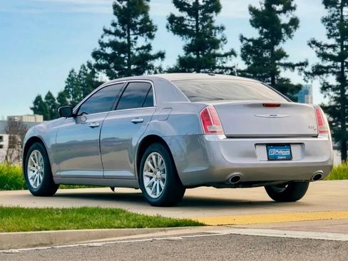 Used 2014 Chrysler 300 C RWD image 4