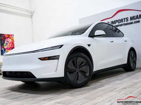 Used 2026 Tesla Model Y Long Range RWD image 3