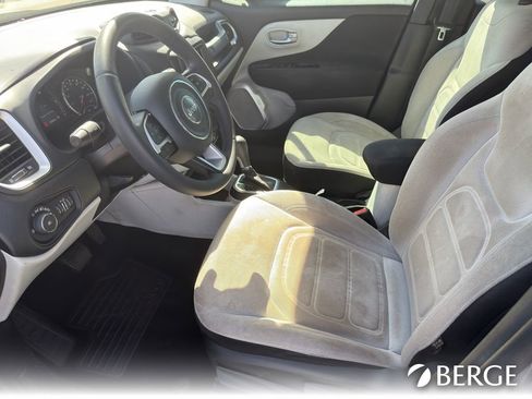 Used 2020 Jeep Renegade Latitude FWD image 11