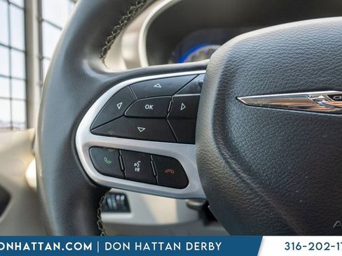 Used 2023 Chrysler Pacifica Touring-L FWD image 11
