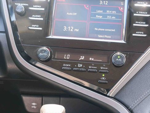 Used 2018 Toyota Camry SE w/ Moonroof Package FWD image 15