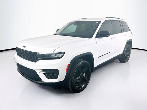 Used 2023 Jeep Grand Cherokee Altitude image 3