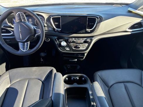 Used 2026 Chrysler Pacifica Select image 18