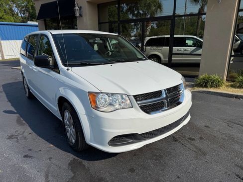 Used 2018 Dodge Grand Caravan SE image 3