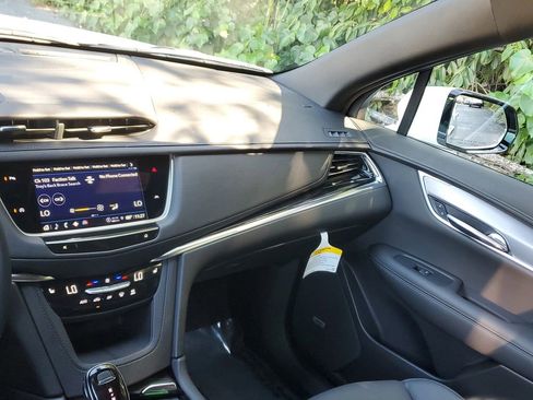 New 2025 Cadillac XT6 Luxury image 17