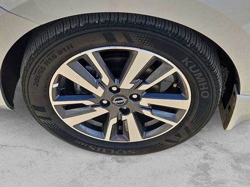 Used 2024 Nissan Versa SV w/ Trunk Package image 12