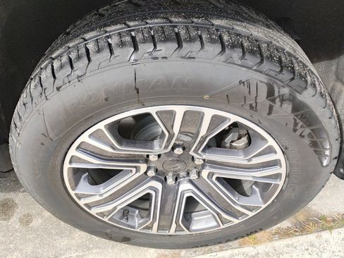 Certified 2024 Jeep Wagoneer Series II w/ Flexible Seating Group image 8