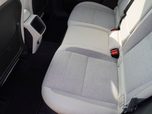 Used 2020 Volvo XC40 T4 Momentum image 22