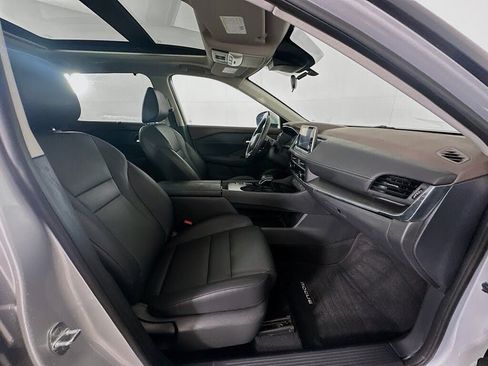 Used 2023 Nissan Rogue SV w/ SV Premium B Package FWD image 17
