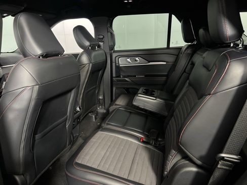 Used 2025 Ford Explorer ST-Line w/ ST-Line Street Pack image 28