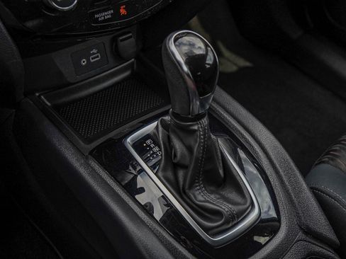 Used 2018 Nissan Rogue SV w/ Premium Package image 17