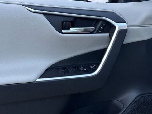 Used 2020 Toyota RAV4 Limited image 28