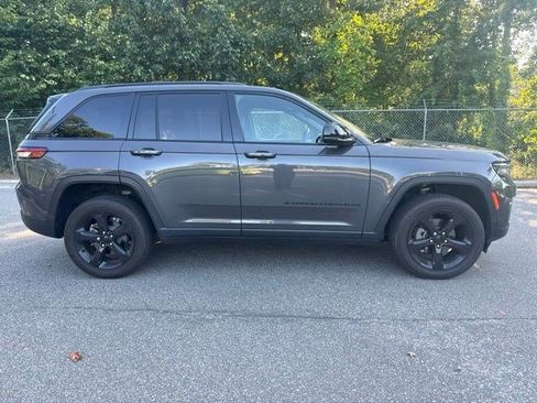 Used 2024 Jeep Grand Cherokee Altitude AWD/4WD image 4