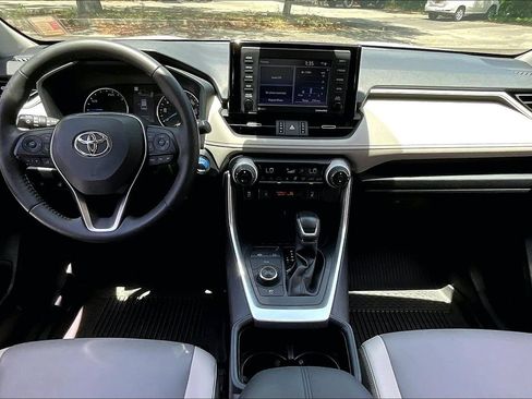 Used 2022 Toyota RAV4 XLE Premium AWD/4WD image 7