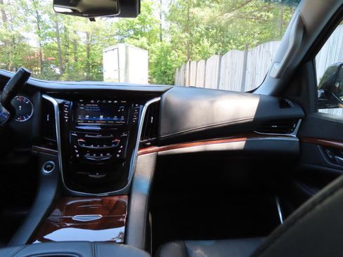 Used 2018 Cadillac Escalade Premium Luxury RWD image 31