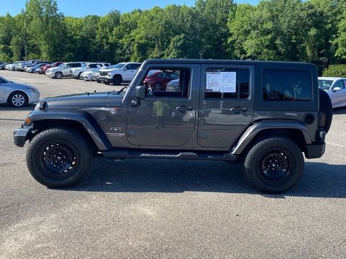Used 2018 Jeep Wrangler Unlimited Sahara w/ Dual Top Group AWD/4WD image 4