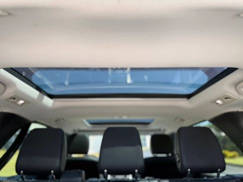 Used 2017 Land Rover Discovery HSE image 14