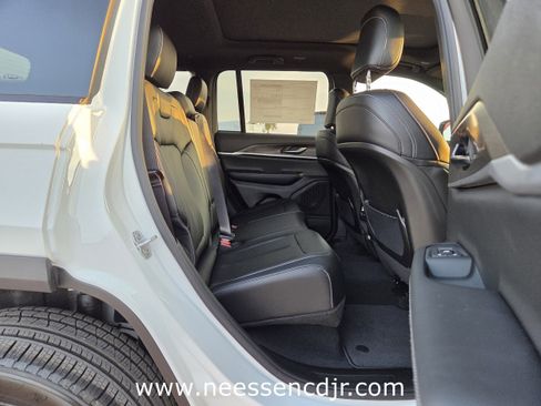 New 2025 Jeep Grand Cherokee Limited image 17