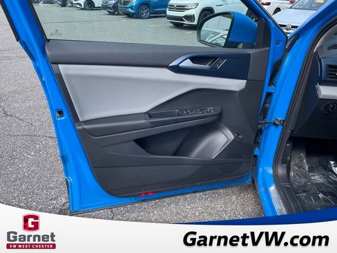 Used 2022 Volkswagen Taos SE w/ Panoramic Sunroof Package image 11