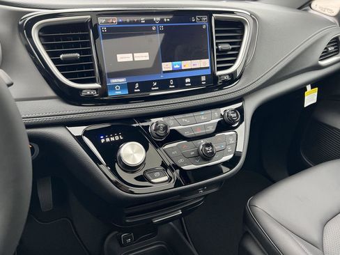 New 2026 Chrysler Pacifica Select AWD/4WD image 24