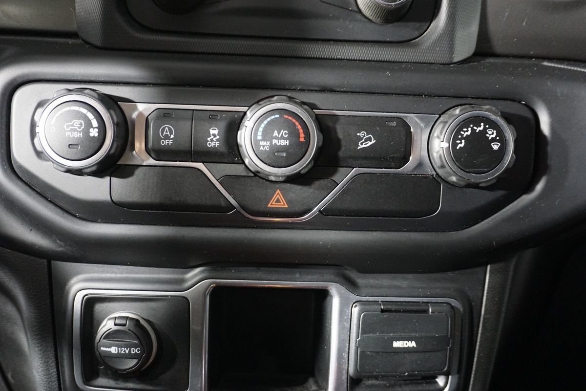 Used 2018 Jeep Wrangler Unlimited Sport AWD/4WD image 16