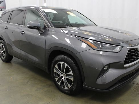 Used 2021 Toyota Highlander XLE image 4