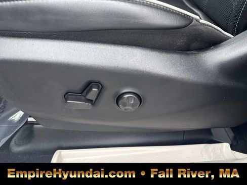 Used 2023 Chrysler Pacifica Limited FWD image 20