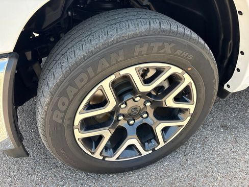 Used 2025 RAM 1500 Laramie AWD/4WD image 34