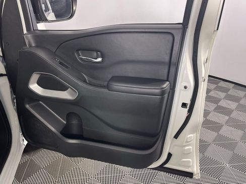 Used 2025 Nissan Frontier SV image 27