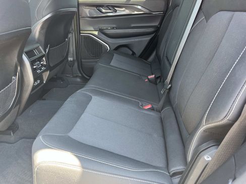 Used 2022 Jeep Grand Cherokee Laredo AWD/4WD image 16