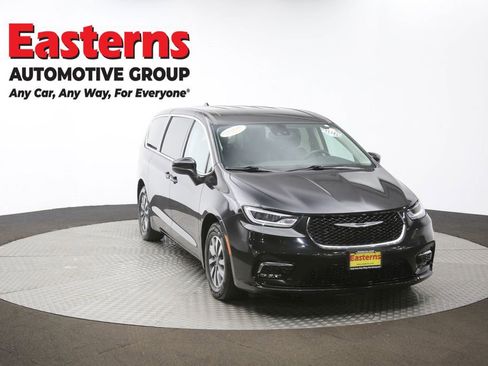 Used 2023 Chrysler Pacifica Touring-L image 48
