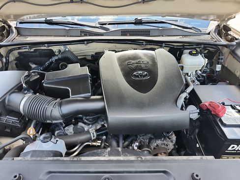 Used 2020 Toyota Tacoma TRD Off-Road AWD/4WD image 22