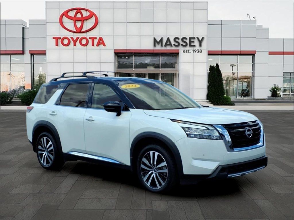 Used 2024 Nissan Pathfinder Platinum FWD image 2
