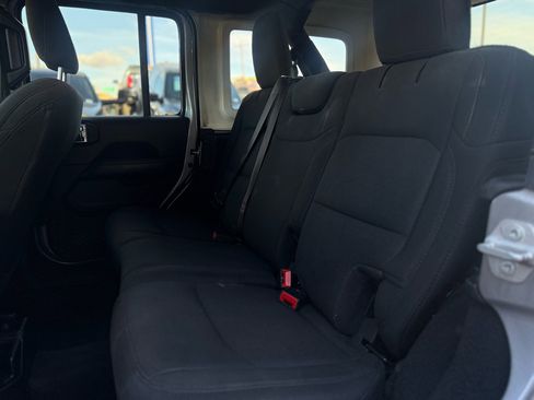 Used 2020 Jeep Wrangler Unlimited Sahara image 11