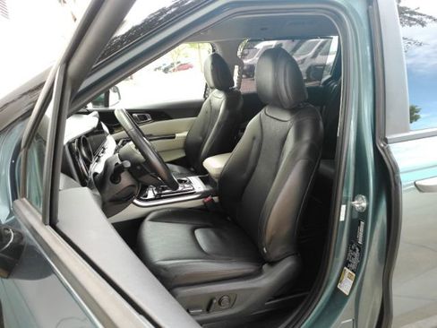 Used 2024 Kia Carnival EX FWD image 14