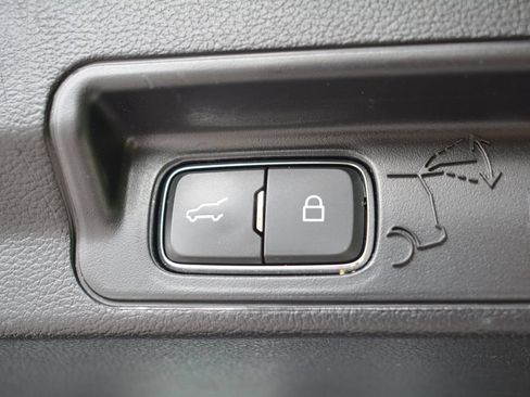 Used 2022 Ford Explorer XLT AWD/4WD image 25