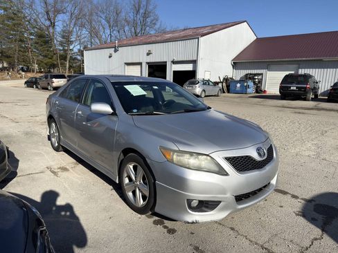 Used 2011 Toyota Camry SE w/ SE Extra-Value Pkg #1 FWD image 6