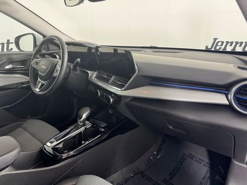 Used 2025 Chevrolet Trax LT w/ LT Convenience Package FWD image 35
