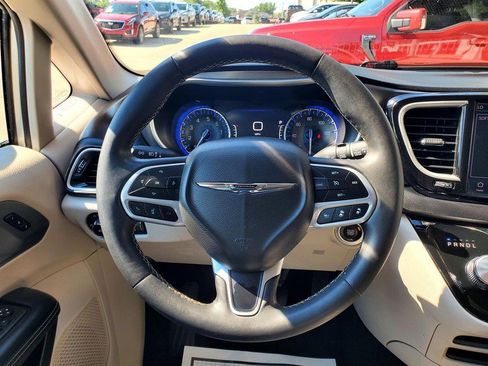 Used 2024 Chrysler Pacifica Touring-L FWD image 9