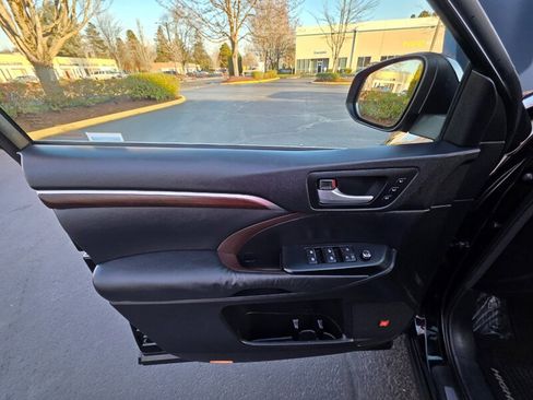 Used 2015 Toyota Highlander Limited Platinum image 35