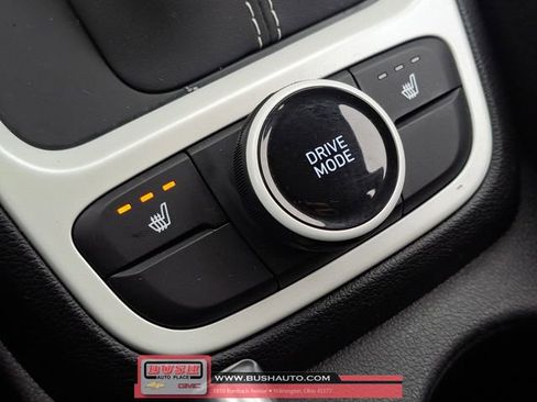 Used 2022 Hyundai Venue Limited image 23