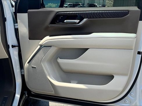 Used 2025 GMC Yukon XL Denali AWD/4WD image 18