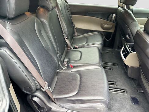 Used 2025 Kia Carnival FWD image 29
