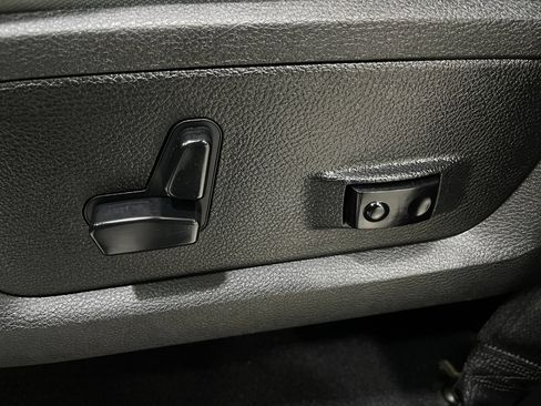 Used 2020 RAM 1500 Classic SLT w/ Luxury Group RWD image 16