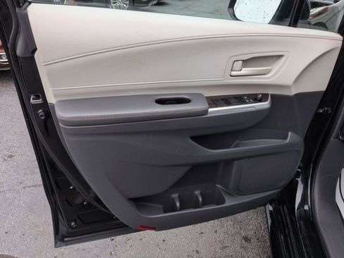 Certified 2023 Toyota Sienna LE image 10