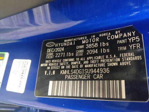 Used 2025 Hyundai Elantra SEL FWD image 33