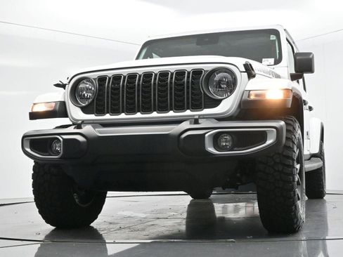 Used 2025 Jeep Gladiator Sport AWD/4WD image 40